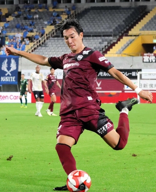 公式戦デビューを果たした神戸の入江羚介＝７日、ノエビアスタジアム神戸