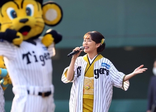 阪神２軍新球場の開業記念試合後に六甲おろしを熱唱する丘みどりさん＝３月１日、尼崎市の日鉄鋼板ＳＧＬスタジアム尼崎