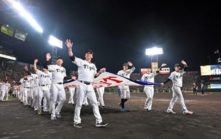 セ・リーグ優勝ペナントを手に場内を一周する阪神・藤川球児監督と選手たち＝７日夜、甲子園球場（撮影・大田将之）