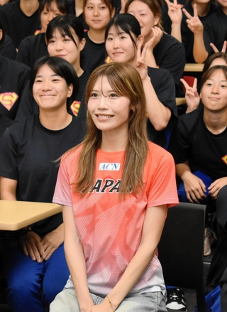 母校の陸上部の後輩らと記念写真に納まる中島ひとみ（中央）＝尼崎市、園田学園大