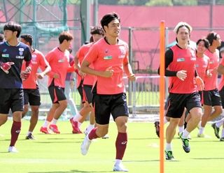 阪神の優勝を力にする神戸の山川（中央）＝いぶきの森球技場