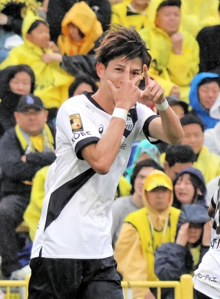 直接ＦＫを決め、武藤のポーズを見せる神戸の扇原＝５月３１日、三協フロンテア柏スタジアム