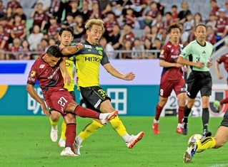 神戸-柏　前半、シュートを放つ神戸のエリキ（２７）＝ノエビアスタジアム神戸（撮影・丸山桃奈）