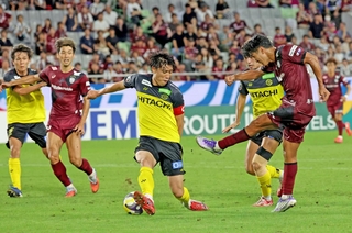 神戸-柏　後半、神戸の武藤がシュートを放つも阻まれる＝ノエビアスタジアム神戸（撮影・丸山桃奈）