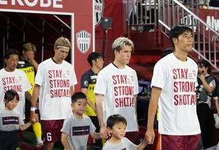 新井へのメッセージが書かれたＴシャツを着て入場する神戸の山川（右）ら＝ノエビアスタジアム神戸（撮影・丸山桃奈）