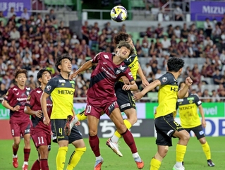 神戸-柏　後半、ヘディングで競り合う神戸の大迫（手前）＝ノエビアスタジアム神戸（撮影・丸山桃奈）