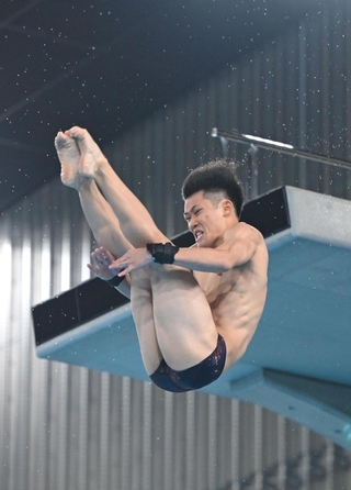 成年男子高飛び込み決勝　自己最高記録で優勝した玉井陸斗＝滋賀・インフロニア草津アクアティクスセンター（撮影・大田将之）