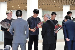 花束を贈られて激励されるＪ１神戸の酒井高徳（左端）、山川哲史（左から３人目）、吉田孝行監督（同５人目）ら＝神戸市中央区、神戸空港