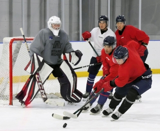 アジア・リーグ開幕に向けてチーム力の底上げを図るスターズ神戸の選手ら＝神戸市中央区、Ｓｙｓｍｅｘ　Ｋｏｂｅ　Ｉｃｅ　Ｃａｍｐｕｓ