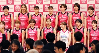 壮行会で新ユニホームを披露した佐々木千紘（前列左から３人目）ら姫路の選手たち
