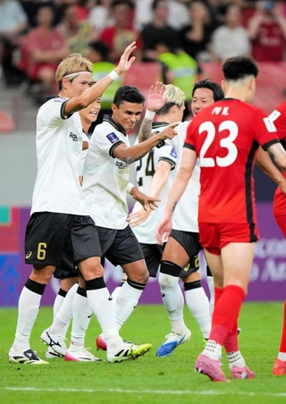 １得点１アシストと活躍した神戸のエリキ（中央）＝中国・上海（©ＶＩＳＳＥＬ　ＫＯＢＥ）