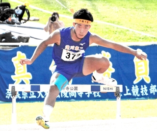 男子２年４００メートル障害決勝　優勝した滝川第二の平岡＝和歌山市、紀三井寺公園陸上競技場