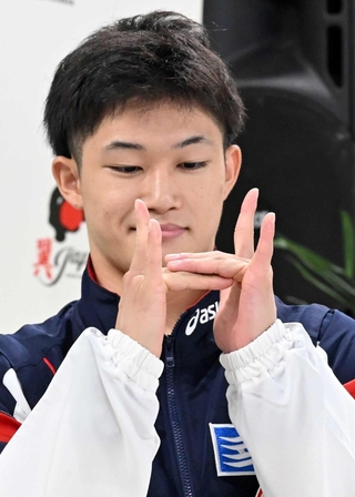 「ＨＹＯＧＯ」の頭文字「Ｈ」を手でかたどったポーズで入場する玉井陸斗＝滋賀県草津市、インフロニア草津アクアティクスセンター（撮影・大田将之）