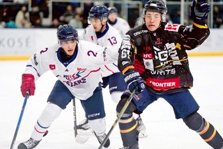 相手と競り合うスターズ神戸のＤＦ在家秀虎（手前左）ら＝横浜市、コーセー新横浜スケートセンター（©ＳＴＡＲＳ　ＫＯＢＥ）