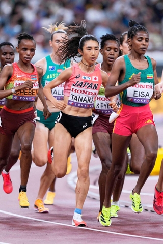 女子５０００メートル決勝　力走する田中希実（中央）