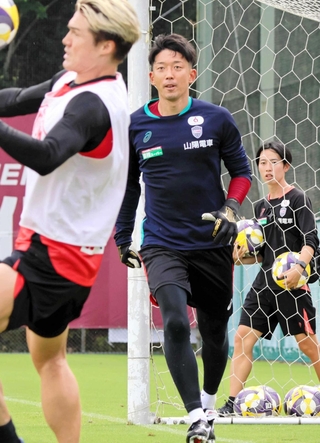 全体練習に合流したＧＫ権田。左は酒井＝神戸市西区、いぶきの森球技場