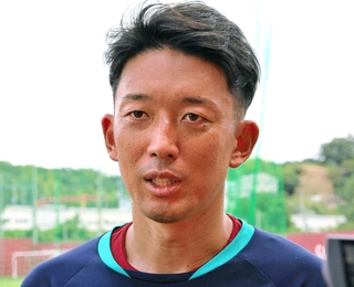 合流した全体練習後取材に応じ、神戸入りへの思いを語ったＧＫ権田修一＝神戸市西区、いぶきの森球技場