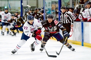 チーム初得点を挙げたスターズ神戸のＦＷシン・ドンヒョン（手前左）＝©ＳＴＡＲＳ　ＫＯＢＥ