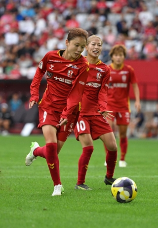 ＩＮＡＣ神戸ー三菱重工浦和　前半、ＩＮＡＣ神戸は成宮（１０）との連携で吉田（９）がゴールに迫るも得点ならず＝２１日午後、神戸市兵庫区、ノエビアスタジアム神戸（撮影・大田将之）