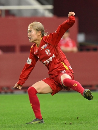 ＩＮＡＣ神戸ー三菱重工浦和　後半、ＩＮＡＣ神戸の成宮が体を倒しながら同点弾を押し込む＝２１日午後、神戸市兵庫区、ノエビアスタジアム神戸（撮影・大田将之） 