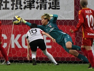 ＩＮＡＣ神戸ー三菱重工浦和　後半、好セーブを連発したＩＮＡＣ神戸のＧＫ大熊茜＝２１日午後、神戸市兵庫区、ノエビアスタジアム神戸（撮影・大田将之）