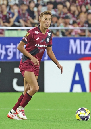 貴重な左利きとして堅実なプレーが光る神戸の本多＝１２日、ノエビアスタジアム神戸