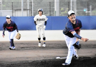 履正社高女子野球部との試合で力投する坂口智隆さん（右）＝大阪府箕面市内