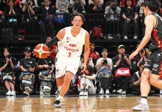 故郷神戸で躍動したＡ東京のテーブス海（左）