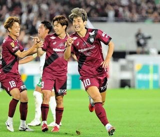 神戸-東京Ｖ　前半、先制点を決め喜ぶ神戸の大迫（右）＝撮影・中西幸大