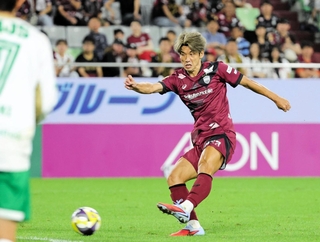 神戸-東京Ｖ　前半、神戸・大迫が先制点を決める＝ノエビアスタジアム神戸（撮影・中西幸大）