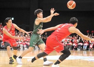 千葉Ｊの富樫（左）らと激しい攻防を繰り広げる神戸の寺園（中央）