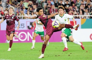 神戸-東京Ｖ　前半、自分が外したＰＫのこぼれ球に反応する神戸・エリキ（中央）＝ノエビアスタジアム神戸（撮影・中西幸大）