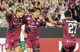 神戸-東京Ｖ　後半、エリキ（２７）のアシストでチーム４点目を決めて喜ぶ神戸の宮代（中央）と大迫（左）＝ノエビアスタジアム神戸（撮影・中西幸大）