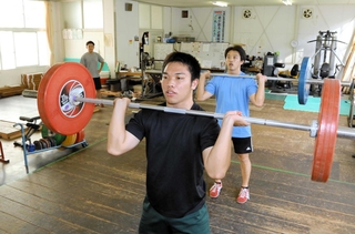 重量挙げに師弟で出場する家島高の岡田勇人（手前）と原亮太（右）＝姫路市の同校