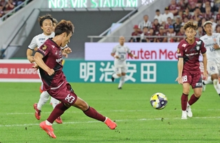 神戸－清水　前半、シュートを放つ神戸の鍬先（２５）＝ノエビアスタジアム神戸（撮影・小林良多）