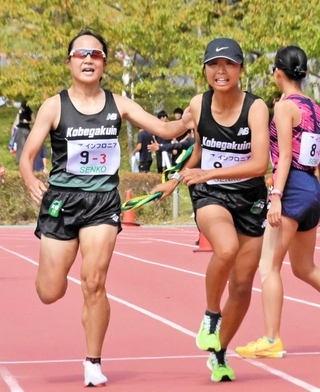 神院大の３区宮定愛実（中央左）からたすきを受け、走り出す４区の浜村一咲（同右）
