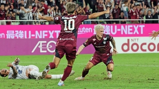神戸－清水　後半終了間際、勝ち越しゴールを決めて駆け出す神戸の酒井（撮影・小林良多）