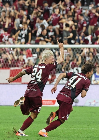 神戸－清水　後半終了間際、勝ち越しのゴールを決めて駆け出す神戸の酒井（２４）＝ノエビアスタジアム神戸（撮影・小林良多）