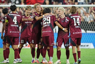 後半終了間際に勝ち越し点を決め、勝利を喜ぶ神戸の酒井（右から２人目）ら＝ノエビアスタジアム神戸（撮影・小林良多）