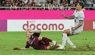 神戸－清水　後半終了間際、勝ち越しのゴールを決める神戸の酒井＝ノエビアスタジアム神戸（撮影・小林良多）