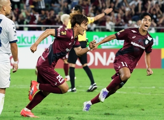 神戸－清水　後半、同点のシュートを決めて走り出す神戸の鍬先（右から２人目）＝ノエビアスタジアム神戸（撮影・小林良多）