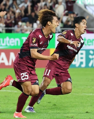 神戸－清水　後半、同点シュートを決めてほえる神戸の鍬先（右から２人目）＝ノエビアスタジアム神戸（撮影・小林良多）