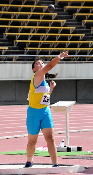 女子１、２年砲丸投げ決勝　大会新記録で優勝した植原渚（志方）