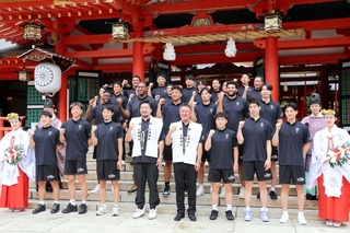 Ｂ２開幕が迫り、必勝を祈願した神戸の川辺監督（１列目中央左）、渋谷社長（同右）と選手ら＝生田神社