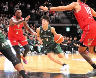 神戸の新司令塔として期待される寺園＝２３日、ジーライオンアリーナ神戸（撮影・永見将人）