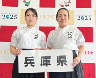 なぎなた成年演技で優勝した阿部真優（左）と浅沼友貴（県スポーツ協会提供）
