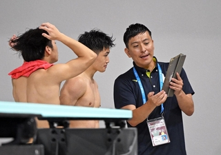 玉井陸斗（中央）らに助言を送る寺内健監督（右）＝滋賀県草津市、インフロニア草津アクアティクスセンター