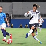 横浜ＦＣ－神戸　前半、左サイドから攻め上がる神戸の汰木（右）＝ニッパツ三ツ沢球技場
