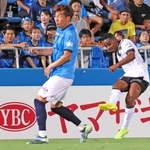 横浜ＦＣ－神戸　前半、浮き球キックでゴールに迫る神戸のジェアンパトリッキ（右）＝ニッパツ三ツ沢球技場