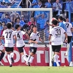 横浜ＦＣ－神戸　後半、ゴール前の混戦で横浜ＦＣに先制点を許す神戸イレブン＝ニッパツ三ツ沢球技場